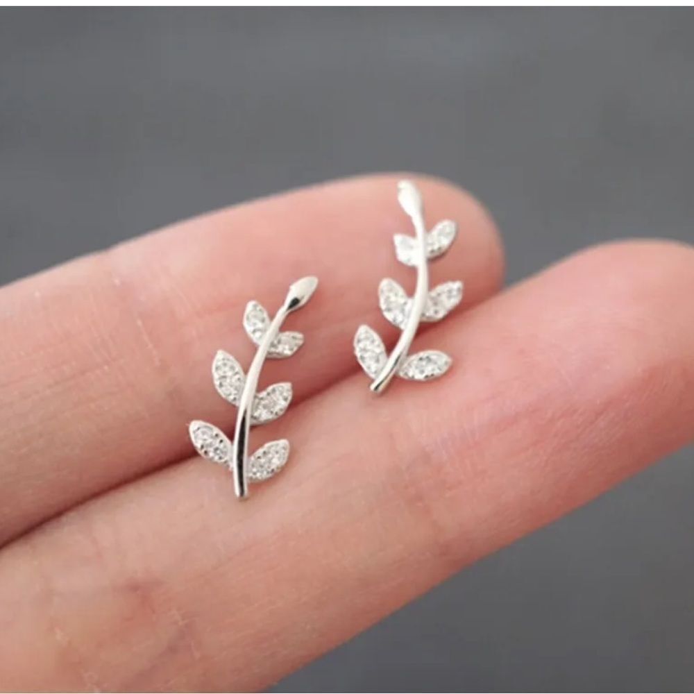 The Mini Leaf dainty stud earrings in cubic zirconia and 925 - Picture 3 of 10